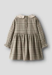 Robe écossaise marron à manches longues, avec des poignets à volants et un col rond. Comprend des boutons dans le dos et une jupe froncée. Texture de tissu douce.