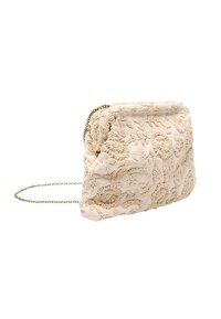 Beaded clutch bag in crèmekleurige stof met een bloemmotief, kettingstrik en ritsluiting. De gestructureerde oppervlakte voegt visuele interesse toe.