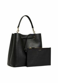 Borsa a secchio in pelle nera con finitura testurizzata, accessori in metallo dorato e una pochette staccabile coordinata. Parte superiore arrotondata e doppi manici.