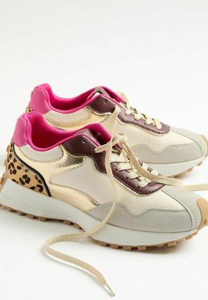 Sneakers in pelle beige, oro e marrone con accenti rosa. Presentano dettagli in stampa leopardata, materiali testurizzati e lacci piatti.
