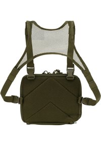 Zaino a rete verde oliva con spalline regolabili, dotato di un pannello frontale testurizzato con motivi geometrici e accessori per una chiusura sicura.