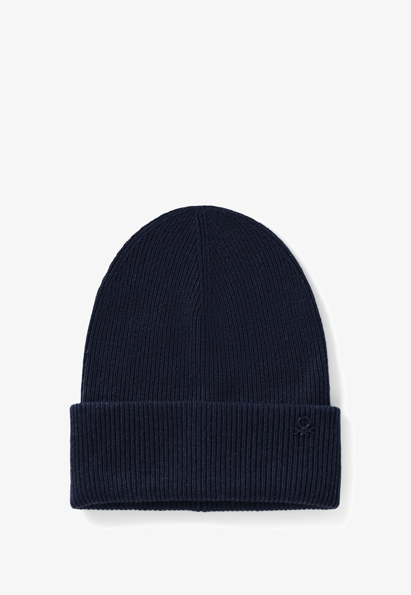 Navy modrý žebrovaný pletený čepic s ohrnutým lemem a malým logem. Měkká textura, zaoblená koruna a bezšvový design.