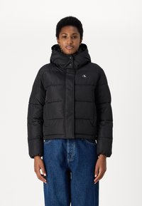 Calvin Klein Jeans MATTE MONOLOGO PUFFER SHORT - Žieminė striukė - black