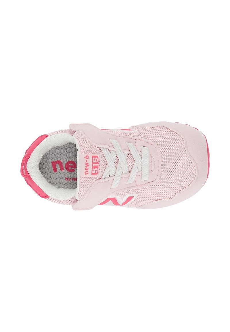 Baskets de sport rose clair en mesh et suédine, avec des lacets blancs et un logo rose en accent sur le côté. Col et languette rembourrés.