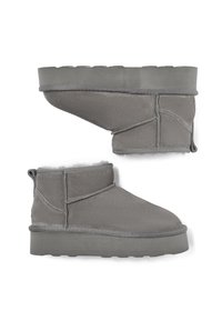 Graue Stiefeletten aus weichem Wildleder mit einer kurzen, runden Form, versehen mit Nähakzenten und einer strukturierten Gummisohle.