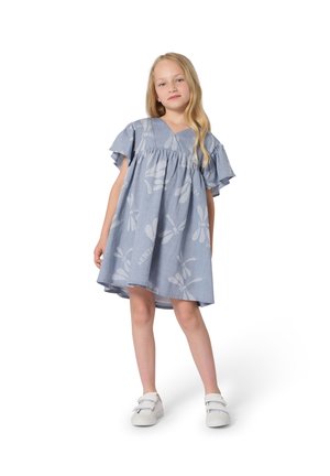 Lichtblauwe jurk met korte ruchesmouwen, V-hals en libellenpatroon. Gemaakt van zachte stof, met een losse pasvorm en een langere zoom aan de achterkant.