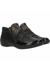 Scarpe in pelle nera con profilo basso, dotate di una zip laterale e punta lucida in vernice. I dettagli includono una tomaia in pelle texturizzata e cuciture a contrasto.