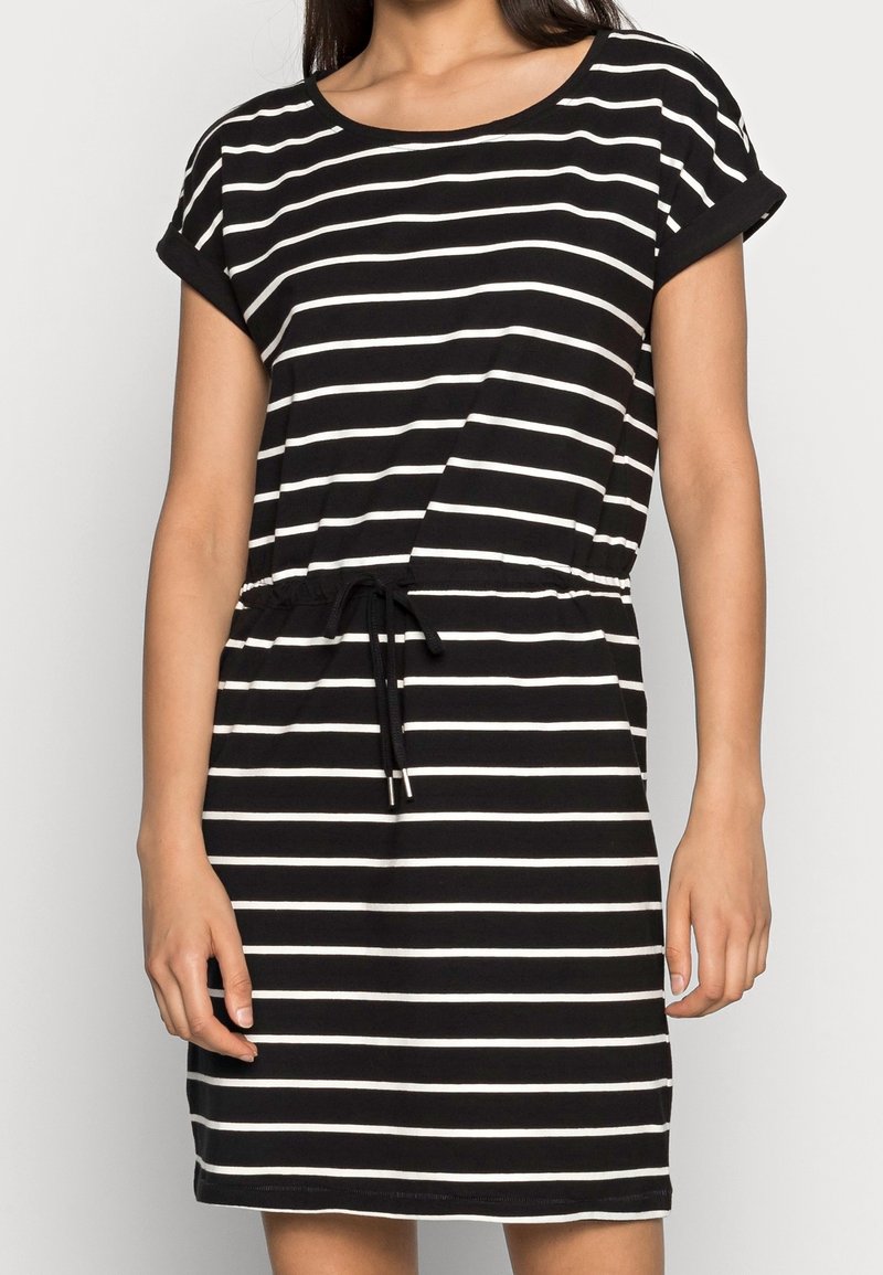 Robe rayée noire et blanche à manches courtes, avec un col rond et une taille à cordon pour un ajustement réglable. Fabriquée en tissu doux.