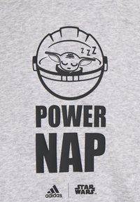 Grauer Sweatshirt mit schwarzem Grafikdruck eines schlafenden Charakters im Helm über dem Text "POWER NAP" und mit Markenlogos darunter.