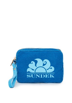 Blauw rechthoekig stoffen etui met polsbandje, ritssluiting en een lichtblauw zon- en golflogo met het woord "SUNDEK" aan de voorkant.