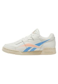 Sneakers bianchi in pelle con accenti azzurri chiari e corallo. Presentano un design a basso profilo, suola in gomma, punta rinforzata e logo Reebok.