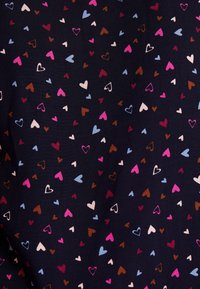 Tessuto navy con un motivo sparso di piccoli cuori in tonalità di rosa, rosso, blu e marrone. La superficie appare liscia e leggera.