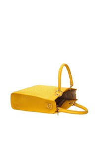 Borsa gialla con parte anteriore intrecciata testurizzata, lati in pelle liscia, doppi manici e un interno spazioso. Presenta accessori in metallo.