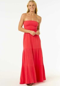 Strapless koralfarvet maxikjole med smocket bodice, tiered skørt og tekstureret stof. Har en flydende silhouette og blødt, let materiale.