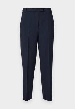 Pantaloni sartoriali blu navy in tessuto morbido, con pieghe frontali, passanti per cintura e una vestibilità leggermente affusolata alle caviglie.