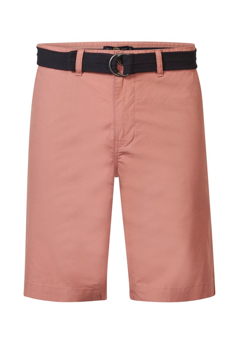Heren korte broek van koraalroze stof, met een donkerblauwe geweven riem en een zilveren ronde gesp. Rechte snit, knielengte, gladde textuur.