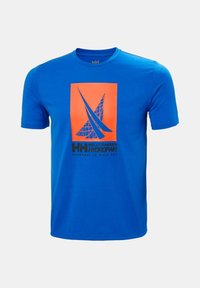 Camiseta de manga corta azul con un gráfico naranja que presenta un diseño de velero. El texto dice "HELly Hansen HYDROPWR" y "CADA DÍA ES DÍA DE CARRERA."