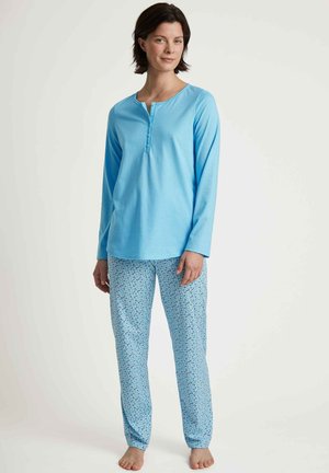 Lichtblauw pyjama overhemd met lange mouwen en knoopdetails, en bijpassende gestreepte broek met kleine bloemmotieven op een lichtblauwe achtergrond.