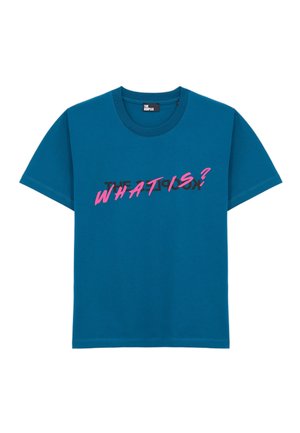 Niebieska koszulka z krótkim rękawem z czarnym tekstem częściowo zasłoniętym różowym napisem "WHAT IS?" na wysokości klatki piersiowej, o okrągłym dekolcie.