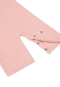 Helle rosa gestrickter Pullover mit strukturiertem Oberflächen, der kleine erhabene Punkte und Knopfdetails an den Ärmelbündchen aufweist.
