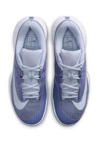 Fioletowe i jasnoniebieskie buty sportowe mają siateczkową cholewkę, białe akcenty oraz teksturowaną podeszwę dla lepszej przyczepności. Widoczne detale związane z sznurowaniem oraz logo.
