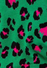 Strickstoff in lebendigem Grün mit auffälligen schwarzen und rosa Leopardenflecken. Texturiert und zeigt ein verspieltes Tierdruckdesign.