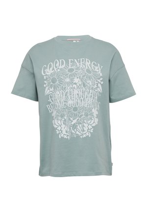 Lichtgroene katoenen T-shirt met een ontspannen pasvorm, featuring een witte bloemenafbeelding en de tekst "GOOD ENERGY" in het midden. Korte mouwen.