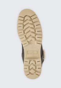 Brązowa podeszwa gumowego buta z wzorem bieżnika w zygzak. Posiada odcisk logo i wskaźnik rozmiaru. Gładka, teksturowana powierzchnia o trwałej konstrukcji.