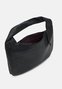 Sac à bandoulière en cuir tressé noir avec ouverture zippée montrant une doublure intérieure bordeaux foncé et une poignée douce et rembourrée.