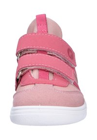 Calzature rosa con upper in suede e tessuto, dotate di doppie strisce in Velcro, colletto imbottito e suola in gomma bianca.