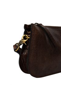 Borsa a pochette in pelle marrone con una finitura testurizzata, caratterizzata da una chiusura in metallo dorato e dettagli con zip, bordi arrotondati e un design compatto.
