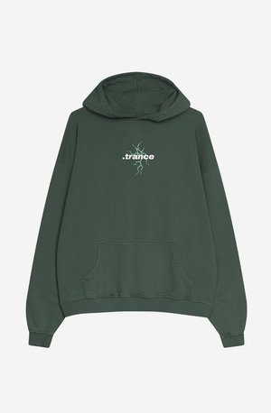 Groene hoodie met een trekkoord, een voorzak en witte geborduurde tekst met daarop "trance" in een gebroken lijn patroon. Zachte textuur.
