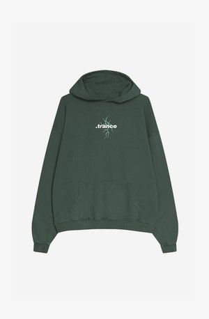 Groene hoodie met een trekkoord, een voorzak en witte geborduurde tekst met daarop "trance" in een gebroken lijn patroon. Zachte textuur.