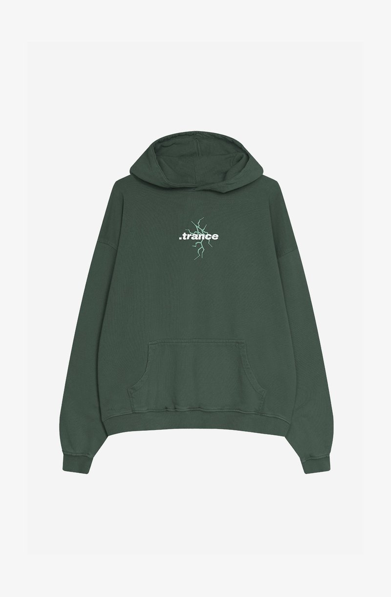 Grüne Kapuzenjacke mit Kordelzug, Fronttasche und weißen gestickten Text, der ".trance" mit einem gezackten Linienmuster zeigt. Weicher Stoff.