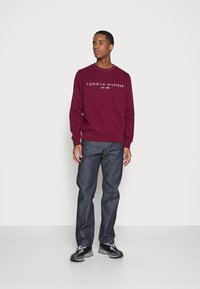 Tommy Hilfiger LOGO - Camisola - deep rouge