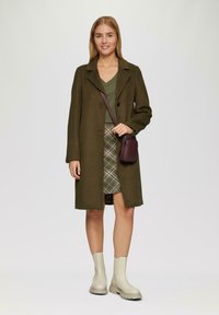 s.Oliver MIT V-AUSSCHNITT - T-Shirt basic - olivgrün