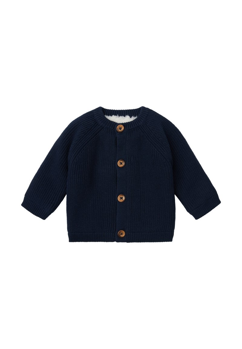 Navyblauer Strickcardigan mit sechs Holzknöpfen, Raglanärmeln und einem strukturierten Muster. Weiche Fütterung sichtbar am Ausschnitt.