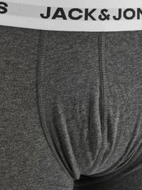 Boxer in cotone grigio con elastico bianco su cui è stampato il testo nero "JACK & JONES", che mostra una texture morbida e un design aderente.