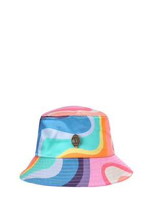 Kleurrijke bucket hat met abstracte golvende patronen in blauw, roze, geel, oranje en groen, voorzien van een klein metalen decoratief embleem.