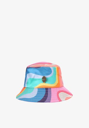 Kleurrijke bucket hat met abstracte golvende patronen in blauw, roze, geel, oranje en groen, voorzien van een klein metalen decoratief embleem.