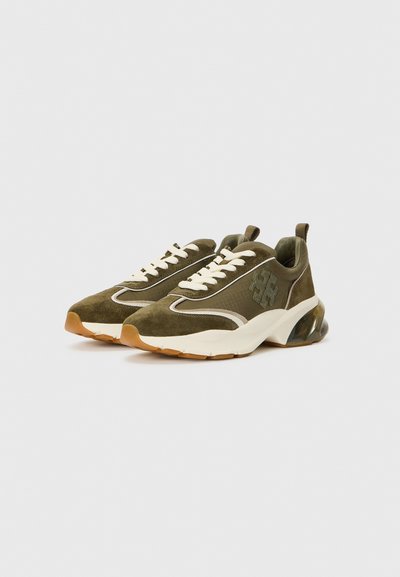 Sneakers verde măsliniu cu partea superioară din suede și plasă, sireturi crem, accente texturate și talpă din cauciuc gumat. Au un guler pufos și o bandă de tragere.