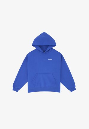 Niebieska bawełniana bluza z kapturem, z długimi rękawami, dużą kieszenią z przodu oraz kapturem. Posiada białe napisy na piersi oraz ściągacze na rękawach.