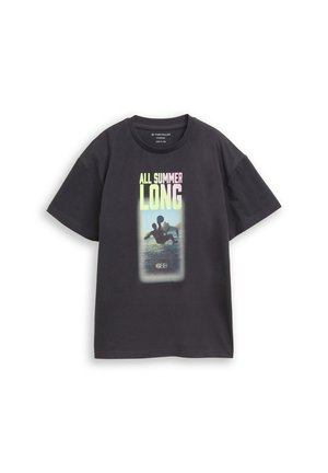 Zwart T-shirt met korte mouwen, met het silhouet van een beachsoccer-speler en de tekst "ALL SUMMER LONG" in pasteltinten op de voorkant.