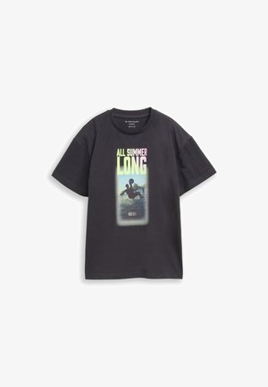 Czarny T-shirt z krótkim rękawem, z sylwetką zawodnika beach soccera i napisem „ALL SUMMER LONG” w pastelowych kolorach na przodzie.
