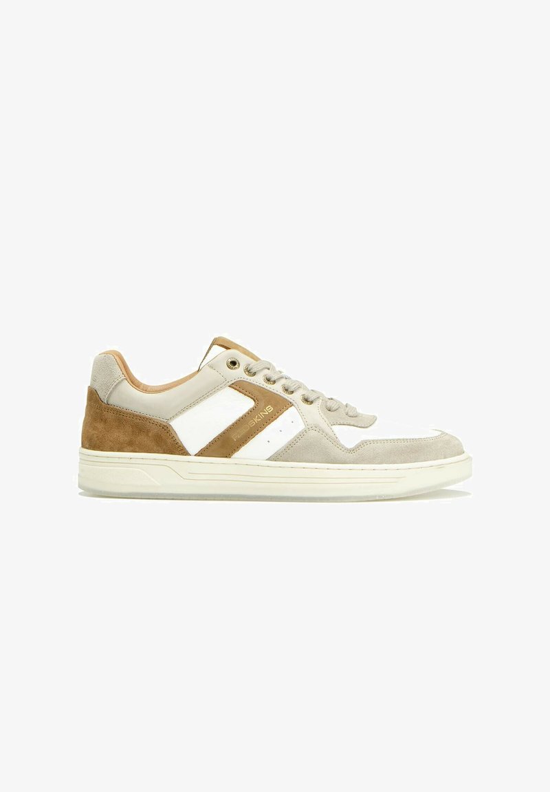 Baskets basses en daim beige, blanc et marron, avec semelle blanche, lacets à l'avant et détail de marque sur le côté.
