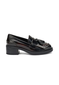 Mocasines de cuero negro con un tacón bajo y cuadrado, que presentan flecos decorativos y un acabado brillante, con detalles de costura y suela texturizada.