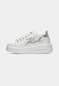 Sapatilha plataforma branca com script prateado "Karl" na lateral, detalhes prateados no calcanhar e na língua, e "Karl Lagerfeld" em relevo na sola.