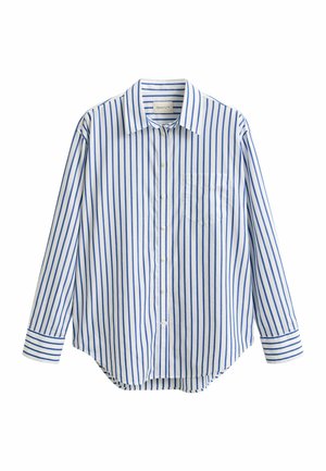 Camisa blanca de manga larga con botones, con rayas verticales azules y un bolsillo en el pecho izquierdo, mostrada sobre un fondo blanco liso.