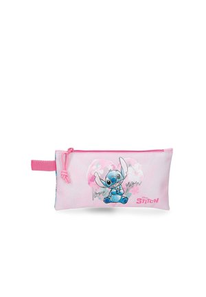 Bolsa rosa con cremallera que presenta un dibujo animado de Stitch con el texto "te quiero" y un diseño de corazón floral, con una pequeña correa para agarrar en el lateral.
