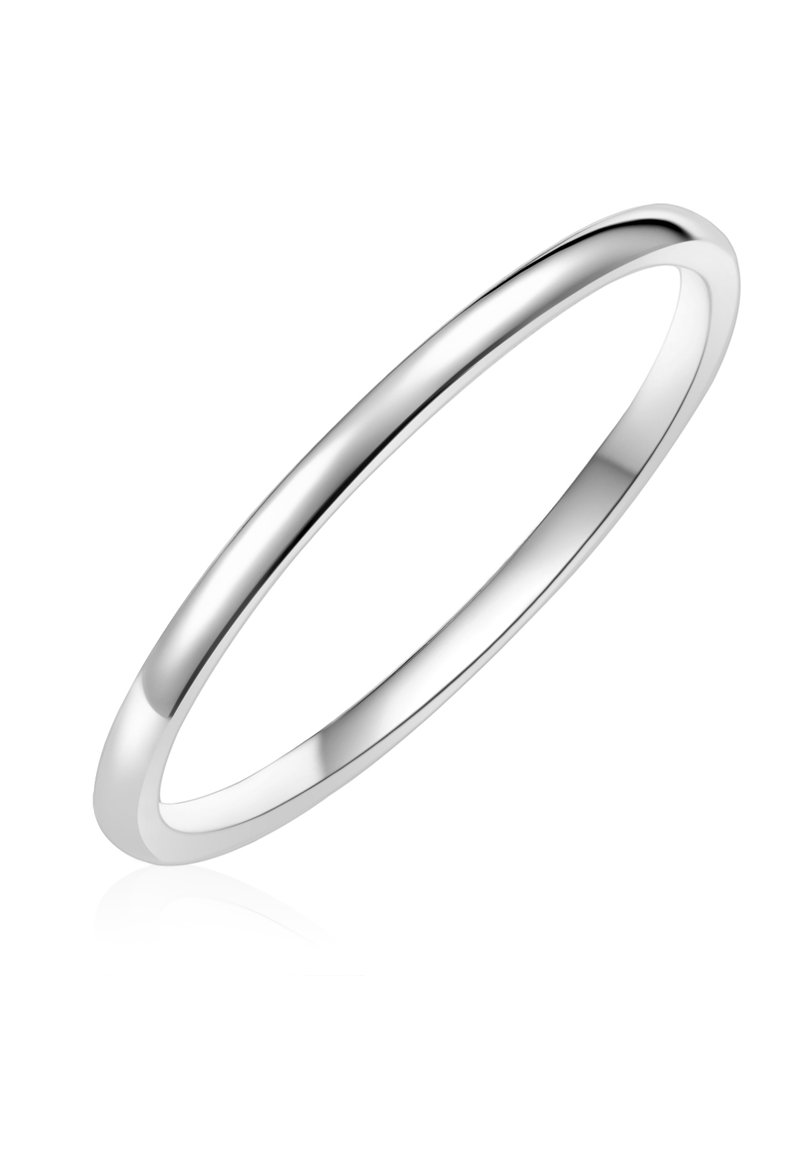 Srebrny, cienki pierścionek z gładkim, błyszczącym wykończeniem. Prosty, zaokrąglony design odpowiedni na różne okazje. Brak widocznych kamieni czy wzorów.